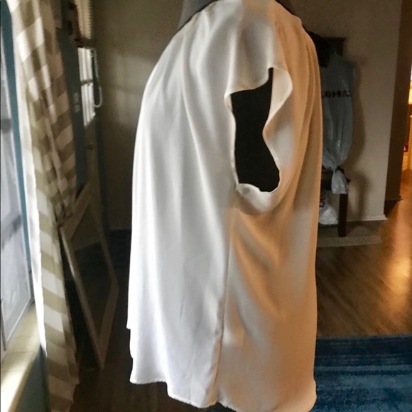 LC cream colored blouse with black trim - Picture 4 of 5